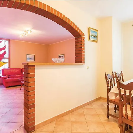 アパート With 2 Bedrooms In Fazana, With Furnished Terrace And Wifi